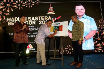 Dato Menteri Besar Dato Seri Amirudin Shari melancarkan buku terbitan Inisiatif Buku Darul Ehsan (IBDE) sambil disaksikan Ketua Pegawai Eksekutif Media Selangor Sdn Bhd Mohamed Fareed Mohamed Ashaaree (kiri) dan Pengarah Eksekutif IBDE Farhan Affandi sempena Hadiah Sastera Selangor 2021 di The Saujana Hotel, Shah Alam pada 10 September 2022. Foto AHMAD ZAKKI JILAN/SELANGORKINI